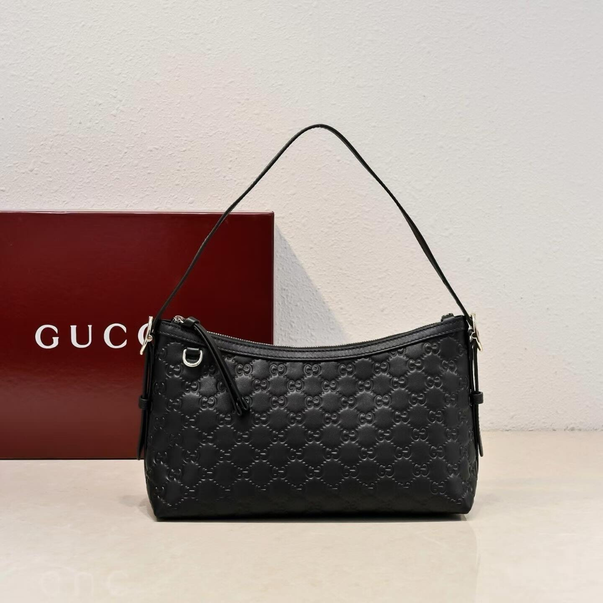 Gucci – Bolso bandolera mediano con el emblema GG