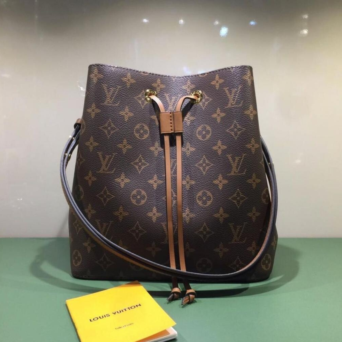 Louis Vuitton – Bolso NéoNoé MM