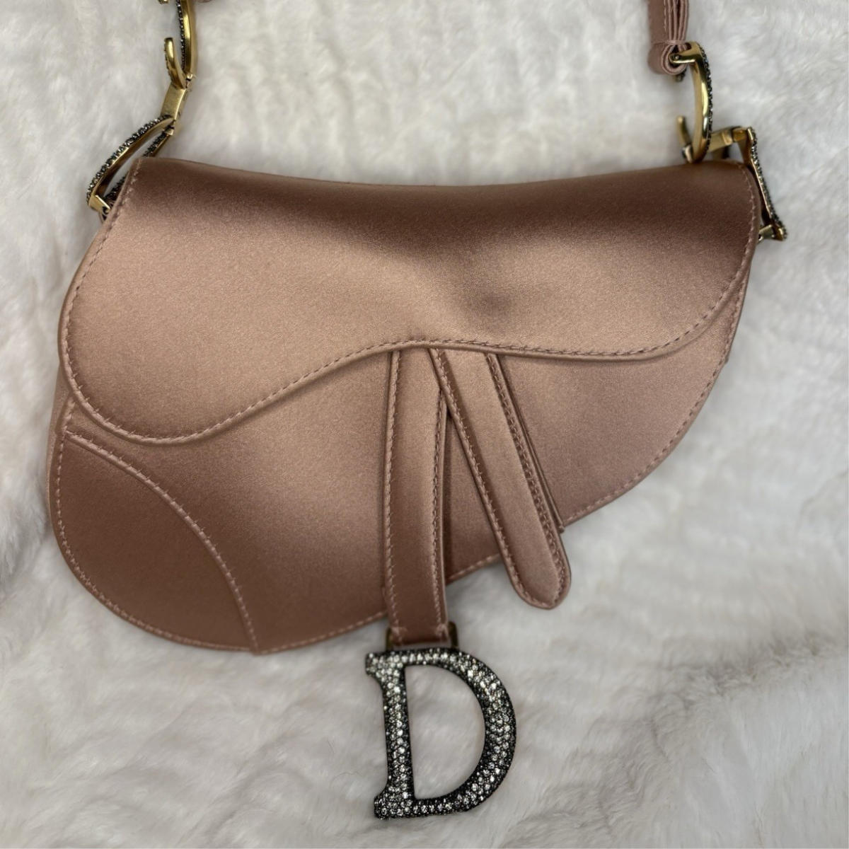 Dior – Bolso Mini Saddle en satén color rosa pálido
