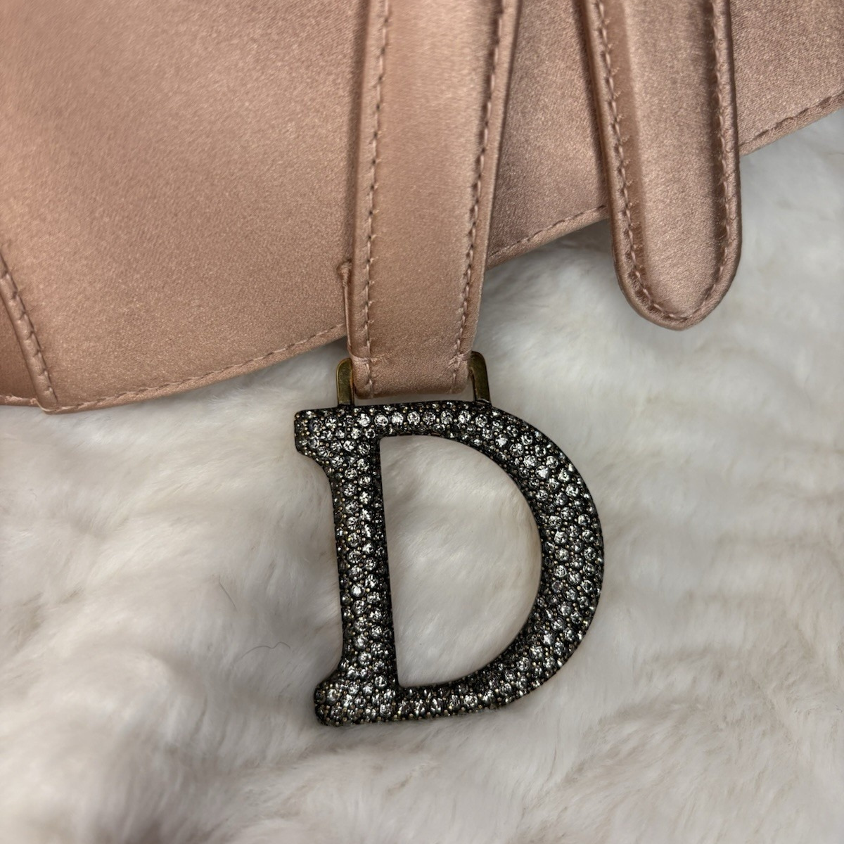 Dior – Bolso Mini Saddle en satén color rosa pálido