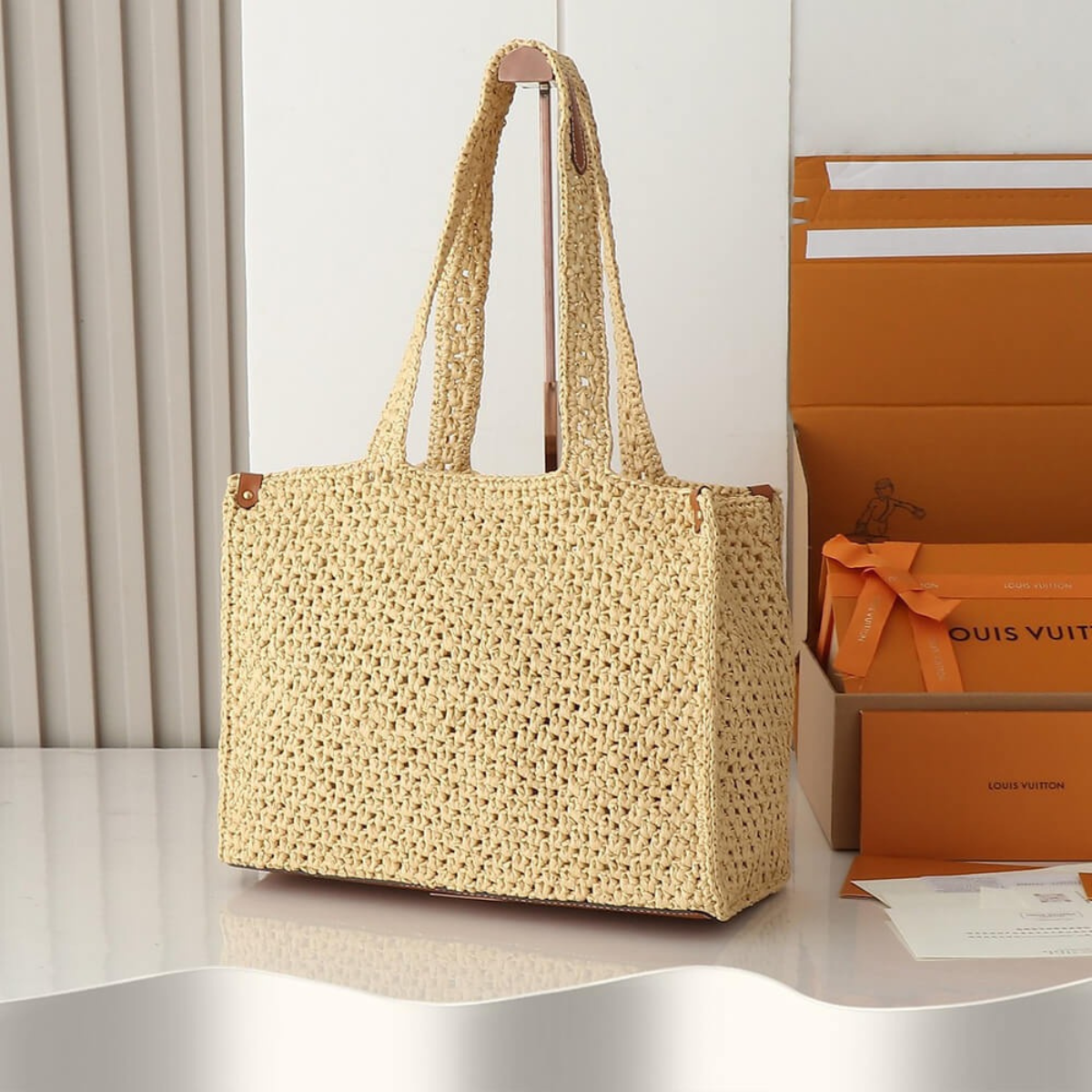 Louis Vuitton – Bolso OnTheGo MM «By The Pool» de rafia
