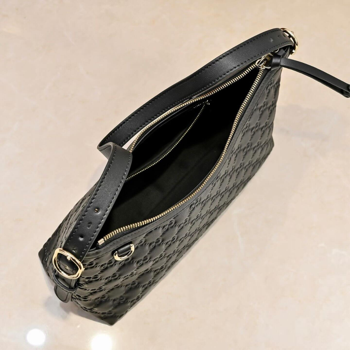 Gucci – Bolso bandolera mediano con el emblema GG