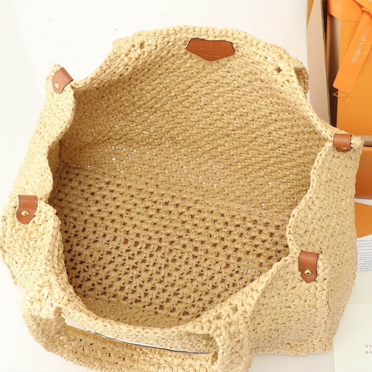 Louis Vuitton – Bolso OnTheGo MM «By The Pool» de rafia