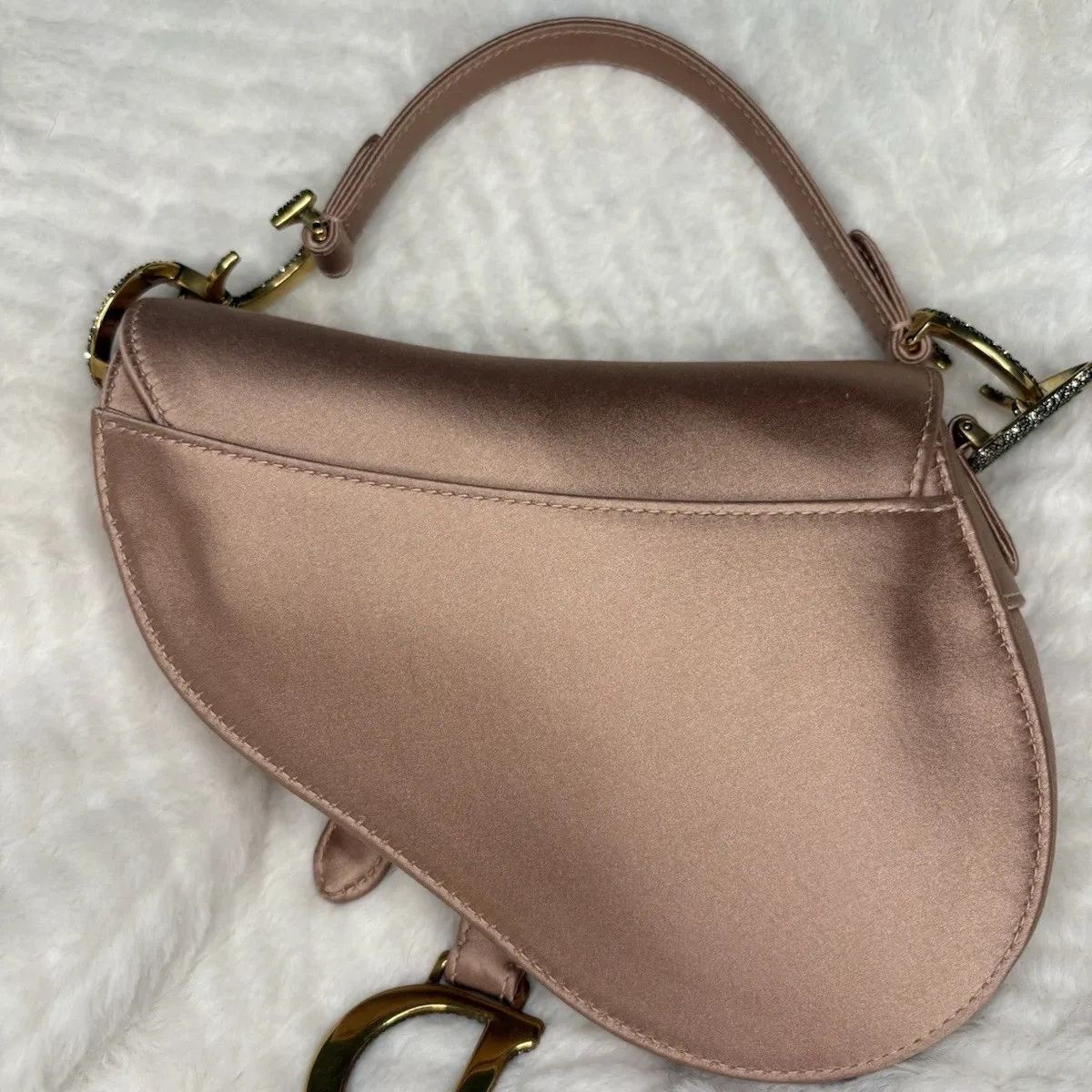 Dior – Bolso Mini Saddle en satén color rosa pálido