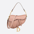 Dior – Bolso Mini Saddle en satén color rosa pálido
